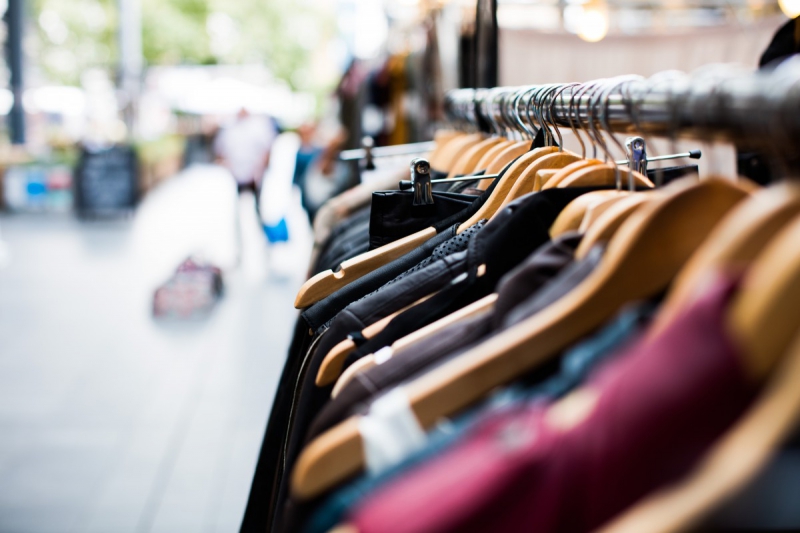 boutique-SAUZE-min_blur_close_up_focus_hanger_jacket_market_people_rack-1176303