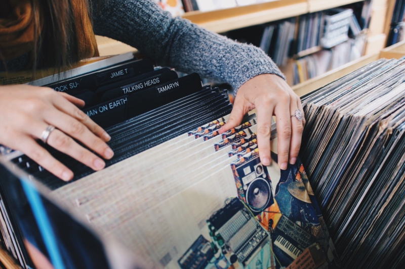 boutique-SAUZE-min_vinyl_records_store_shopping_retro_music_audio_album_rock-684576