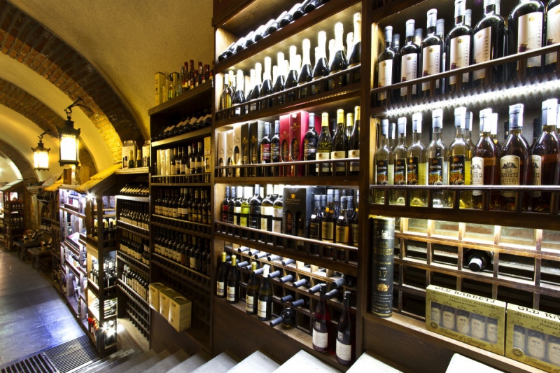 boutique-SAUZE-min_world_street_travel_shop_canon_georgia_wine_bottles-429767